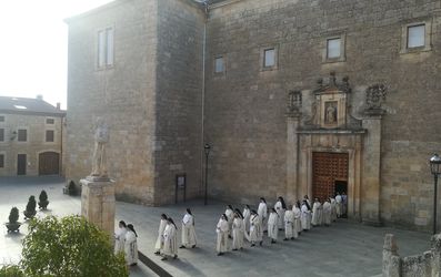 Mons. Carlos Azpiroz imparte ejercicios espirituales en Caleruega para las monjas dominicas