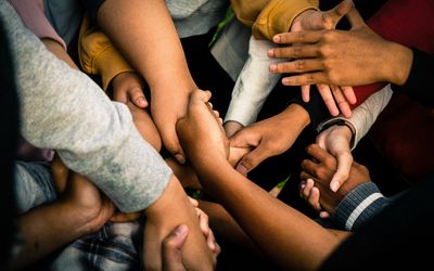 La comunidad se compadece de la muchedumbre.